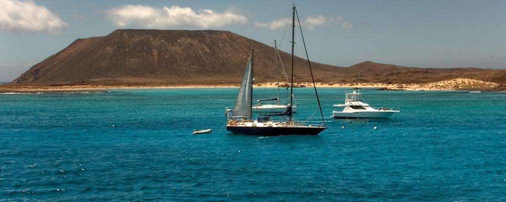 Barcos en isla de Lobos